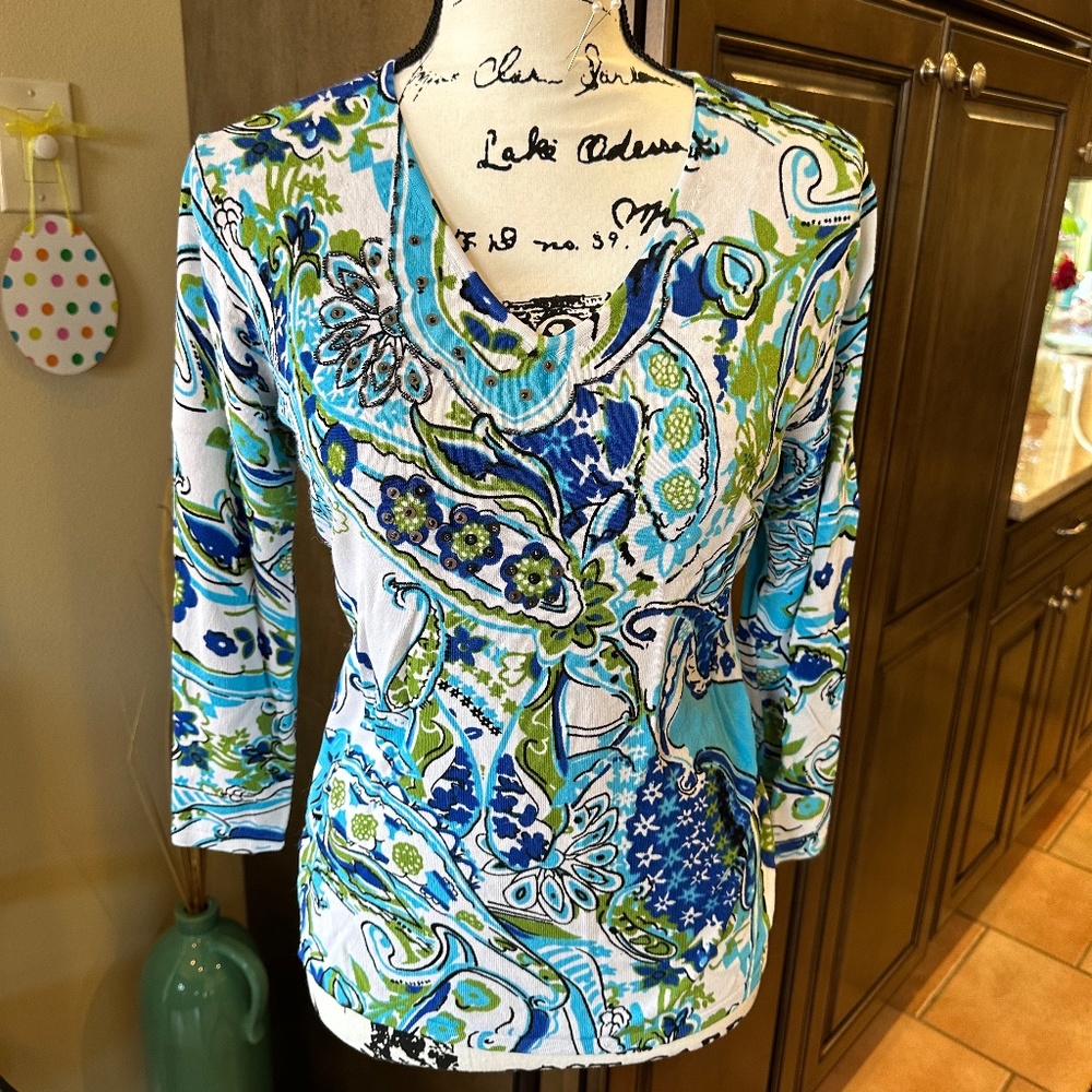 💥Beautiful New 3/4 sleeve top - Blues, Greens, White- has some beading detail